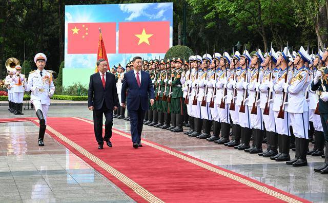 信用平台出租
_图集｜越共中央总书记苏林为习近平举行欢迎仪式