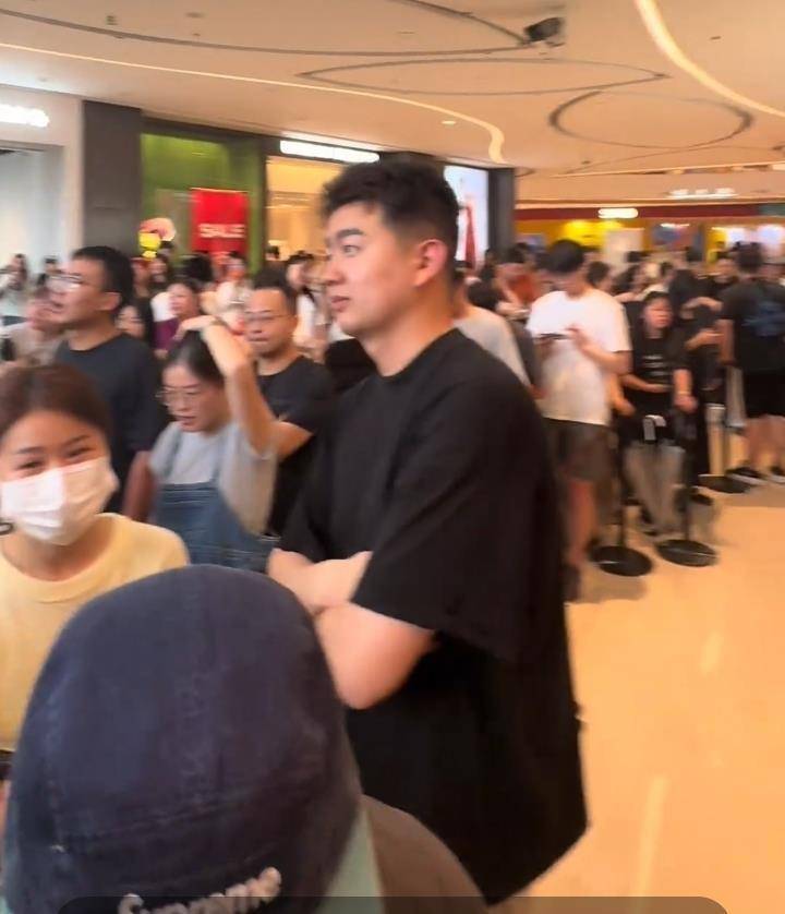 皇冠信用网出租代理
_杭州一泡泡玛特新店开业2小时就关闭皇冠信用网出租代理
，商场：顾客蜂拥而至十分疯狂，不知哪些是黄牛