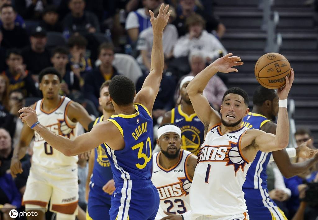 牛津联 vs 斯托克城
_库里28+4巴特勒背伤退赛 布克38分勇士射落太阳